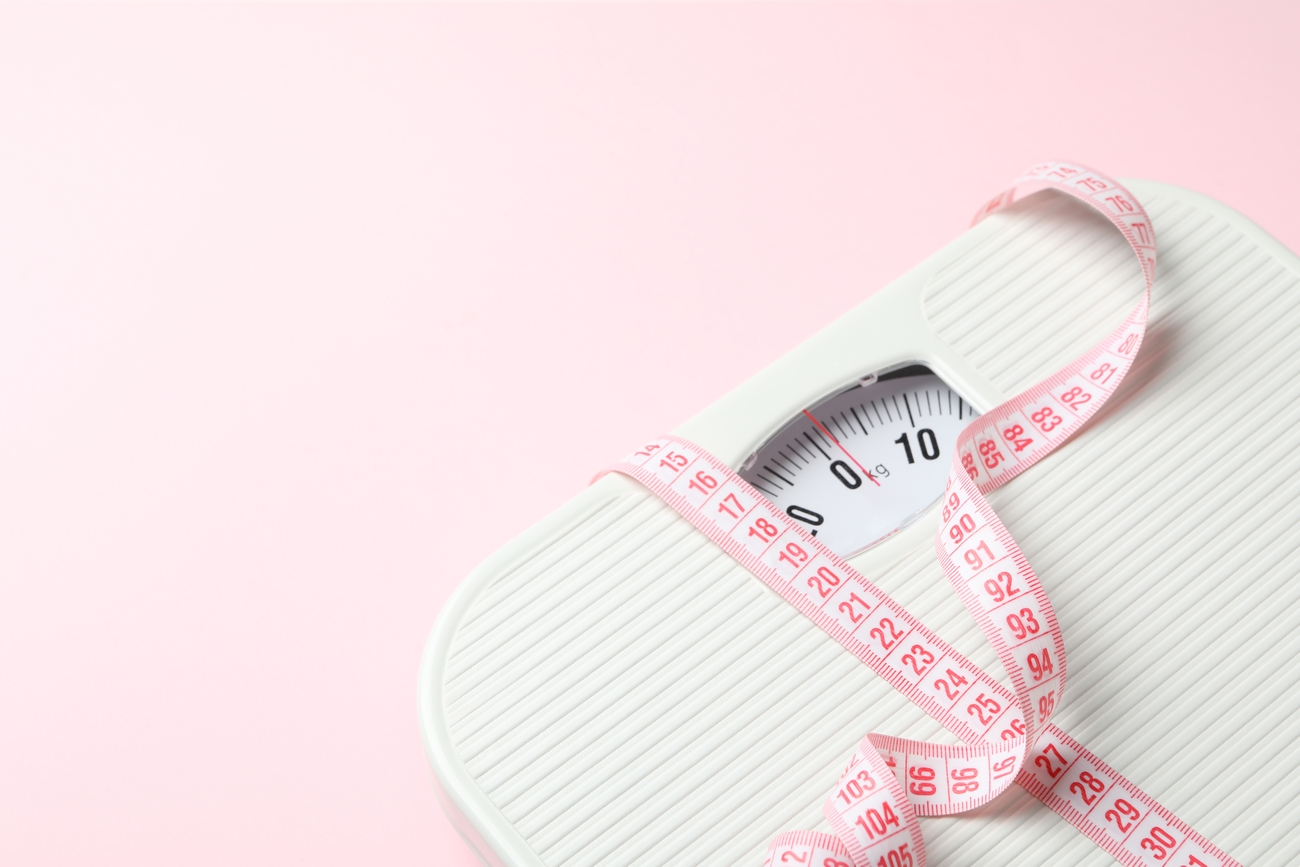 Jak schudnąć 15 kg w 3 miesiące – czy jest to realistyczne? Odchudzanie wymaga czasu i cierpliwości. Zatem jak schudnąć 15 kg w 3 miesiące? Czy jest to możliwe do zrealizowania? Podjęcie takiego wyzwania oznacza konieczność schudnięcia około 1,25 kg tygodniowo, co jest ambitnym, ale realistycznym celem. Bardzo ważne jest, aby dążyć do utraty wagi w sposób zdrowy i zrównoważony, unikając drastycznych diet, które mogą prowadzić do efektu jo-jo. Znaczenie zbilansowanej diety Dieta odgrywa niezwykle istotną rolę w procesie odchudzania. Ważne jest spożywanie różnorodnych pokarmów bogatych w składniki odżywcze, przy jednoczesnym ograniczeniu kalorii. Zaleca się spożywanie owoców, warzyw, pełnoziarnistych produktów, chudego mięsa, ryb oraz zdrowych tłuszczów. Ważne jest, aby nie eliminować całkowicie żadnych grup pokarmowych, lecz dążyć do zbilansowanego odżywiania. Warto sprawdzić ofertę kateringu dietetycznego Afterfit. Osoby, które się odchudzają, mają do wyboru kilka wariantów, w tym: Dietę Sportową na Redukcję; Dietę Sirtfood; Dietę Odchudzającą. Poznaj znaczenie aktywności fizycznej dla procesu odchudzania Ćwiczenia są nieodzownym elementem zdrowego odchudzania. Regularna aktywność fizyczna nie tylko pomaga spalać kalorie, ale również wzmacnia mięśnie, poprawia samopoczucie i wspiera ogólne zdrowie. Zaleca się łączenie ćwiczeń kardio, takich jak bieganie, pływanie czy jazda na rowerze, z treningiem siłowym. Jak wybrać odpowiednią aktywność fizyczną? Wybór aktywności fizycznej powinien być dostosowany do indywidualnych preferencji, możliwości oraz stanu zdrowia. Ważne jest, aby znaleźć formę ruchu, która sprawia przyjemność, co zwiększa prawdopodobieństwo regularnego uprawiania ćwiczeń. Można zacząć od łagodniejszych form aktywności, stopniowo zwiększając ich intensywność. Znaczenie wsparcia psychologicznego podczas odchudzania Wsparcie emocjonalne i motywacja są kluczowe w procesie odchudzania. Ważne jest, aby otaczać się osobami, które rozumieją cel odchudzania i motywują do zmiany stylu życia. Być może uda się włączyć do aktywności członków rodziny lub przyjaciół? Wsparcie psychologiczne może również obejmować konsultacje z psychologiem lub coachem zdrowia. Budowanie zdrowych nawyków Osiągnięcie celu, jakim jest utrata 15 kg w ciągu 3 miesięcy, wymaga nie tylko zmiany diety i aktywności fizycznej, ale również budowania zdrowych nawyków. Regularny sen, odpowiednie nawodnienie organizmu oraz unikanie stresu są ważnymi aspektami zdrowego stylu życia, które mają bezpośredni wpływ na proces odchudzania. Monitorowanie postępów odchudzania Regularne monitorowanie postępów jest niezbędne, aby śledzić postępy i dostosowywać plan odchudzania. Ważne jest, aby nie skupiać się wyłącznie na wadze, ale również mierzyć obwody ciała i zwracać uwagę na poprawę kondycji i samopoczucia. Nie należy narzucać sobie dużej presji, ale warto trzymać rękę na pulsie. Przypominamy, że gubienie zbędnych kilogramów jest kwestią indywidualną. Jak efektywnie mierzyć postępy? Do monitorowania postępów można wykorzystać wagę, miarkę krawiecką do mierzenia obwodów ciała oraz dziennik żywieniowy i treningowy. Ważne jest, aby być cierpliwym i pamiętać, że zmiany mogą następować stopniowo. Regularne śledzenie postępów pomaga jednak utrzymać motywację i dostosować plan, jeśli jest taka potrzeba. Jak schudnąć 15 kg w 3 miesiące? Tych błędów unikaj! Jak schudnąć 15 kg w 3 miesiące