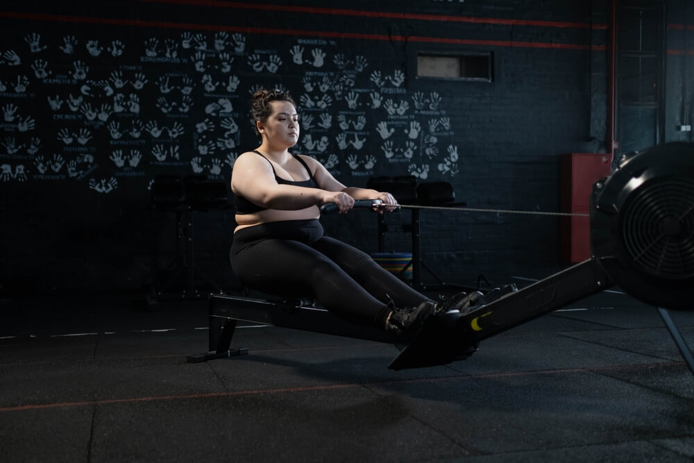 aktywność fizyczna kobieta ćwiczy na ergonometrze