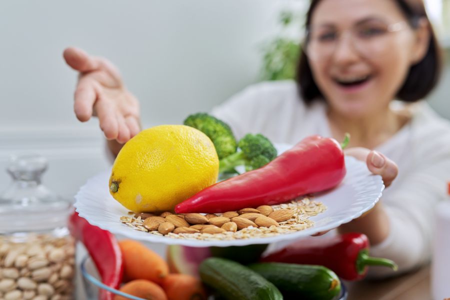 kobieta prezentuje zdrowe jedzenie na talerzu